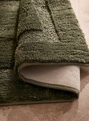 Plush bath mat